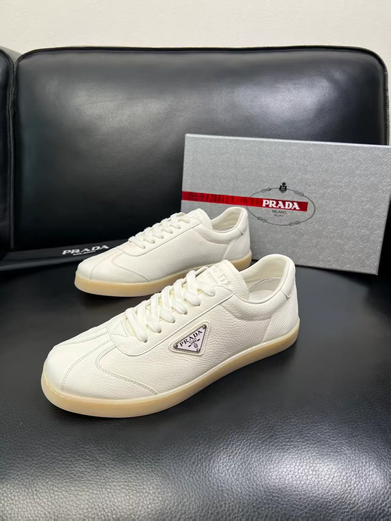 P380 38-45 Prada Prada’s new men’s leather sneakers, the highest version on the market, any comparison is welcome🆚! The original leather has excellent texture and is super high-end! Fetal sheep net lining imported from Italy, removable pad! Luxurious materials and fine workmanship, highly recommended! No. 058